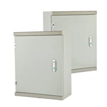 Caixa à prova de intempéries com entradas pré-perfuradas para instalação de conduítes.