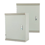 Caixa elétrica com furos de montagem pré-cortados.