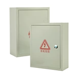 Caixa metálica com fundo perfurado para refrigeração.