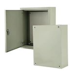 Caixa elétrica metálica com aberturas pré-perfuradas na parte superior e inferior.